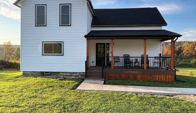 Serene 3-bedroom modern farmhouse across from working Amish farm.