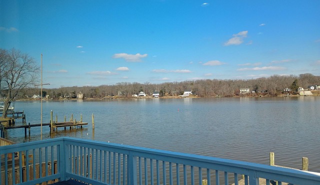 Serene 3-bedroom waterfront newly renovated house, AC, Fast WiFi, Patio