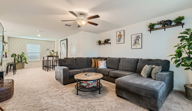 Serene 3BD/2.5BA Lone Star Zen Retreat - Your Perfect San Antonio Oasis
