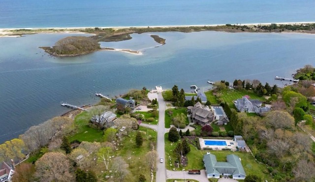 Serene 4-bedroom Beach Area Home in Shelter Harbor