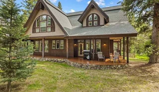 Serene 4-bedroom chalet in McCall for a peaceful getaway