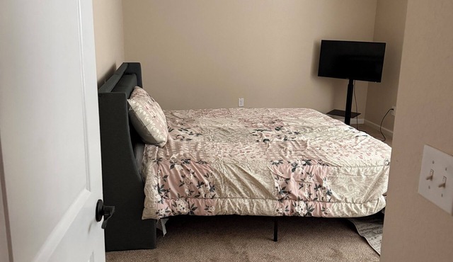 Serene 4-bedroom house with AC in charming Locust Grove