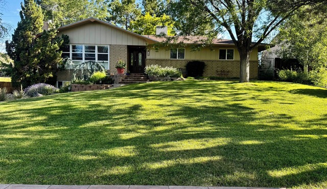 Serene 4-bedroom home, w/3 King beds, 2 twins, open floor plan, beautiful yard!