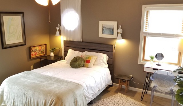 Serene 4 bedroom home w/180 degree view of Lake Ontario & a hot tub!