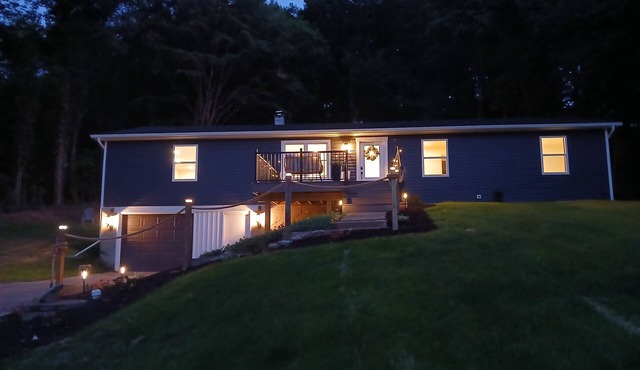 Serene 4-bedroom house with hot tub and a game room in charming Conestoga