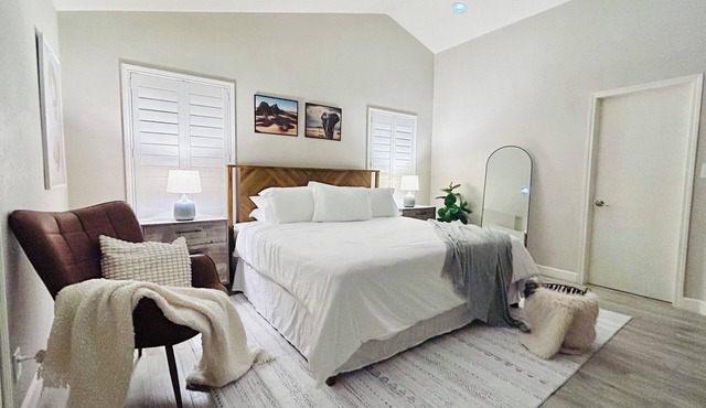 Serene 4-bedroom house in Las Vegas with sparkling pool, king bed & office space