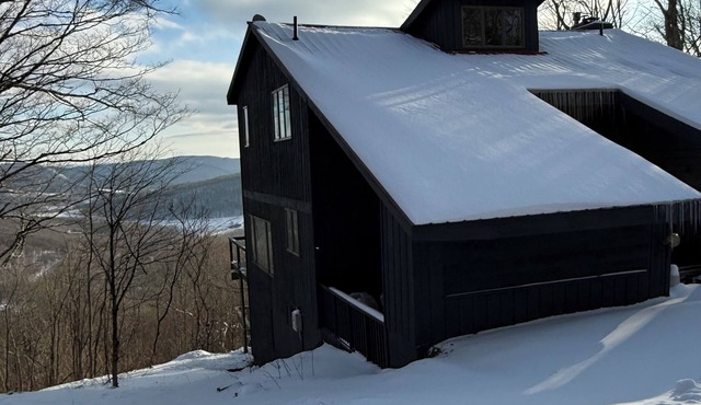 Serene 4-bedroom chalet in charming Catskills awaits you- amazing Mountain Views