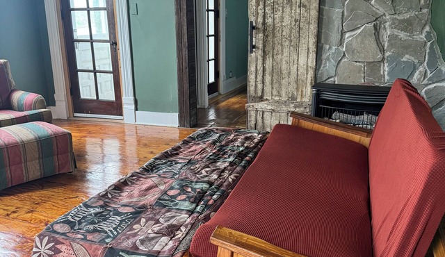 Serene 4-bedroom house with AC in Yellow Springs.