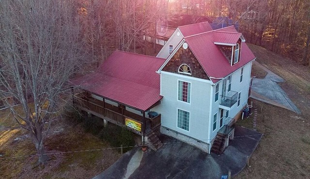 Serene 4 Bedrooms home ON quiet 10 acres 11 beds.n