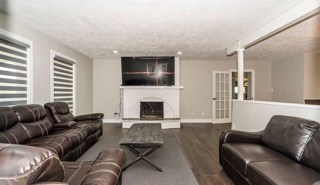 Serene 4BR house w/Hot tub, Lake, Billiards & BBQ