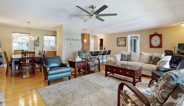 Serene 4BR Lake House - LAKE FRONT - Linn Creek