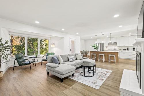 Serene 4BR w Open Layout Close to Galleria & DFW