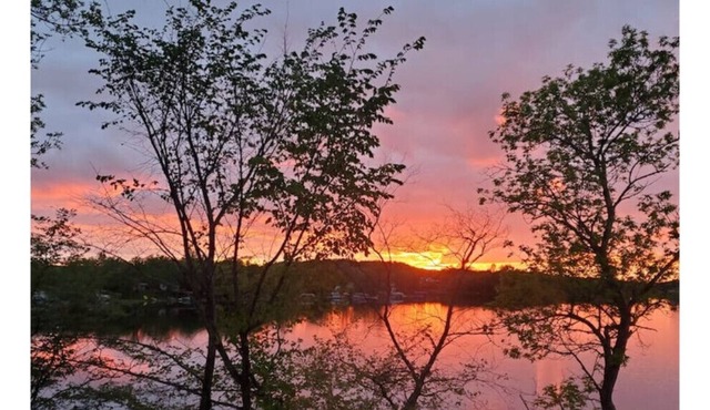 Serene 5 Bdrm Lake Home w/ Hot Tub.