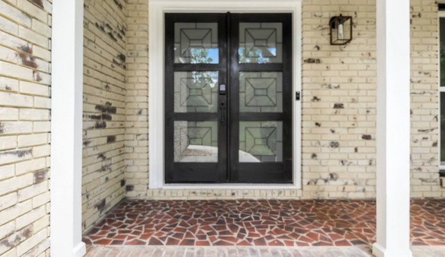 Serene 5-bedroom house with AC in Fayetteville. A unique and tranquil getaway.