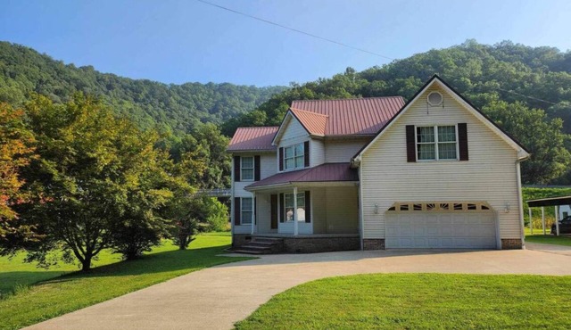 Serene 5-bedroom house in Delbarton for large groups