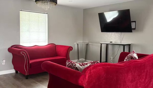 Serene 5-bedroom house with AC in vibrant Houston
