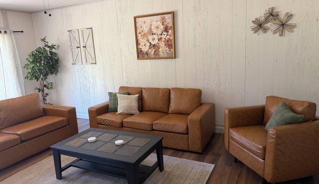Serene 5-bedroom house with AC in charming Omaha