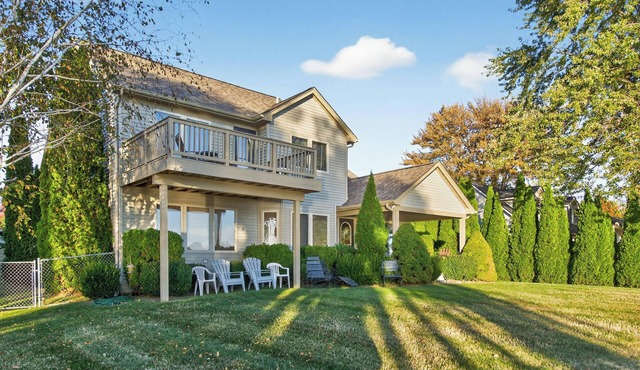 Serene 5-bedroom waterfront house with AC in Algonac,