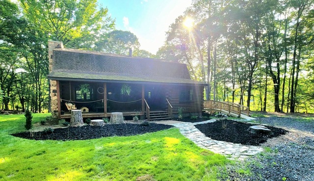 Serene 8 acre log house vacation getaway w/private hot tub and river access!