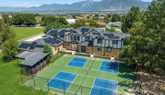 Serene 9-Bedroom Orchard Villa w/2 Pickleball Courts, Events, Large Groups