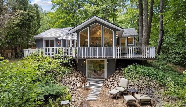 Serene Adirondack Lakeside Retreat