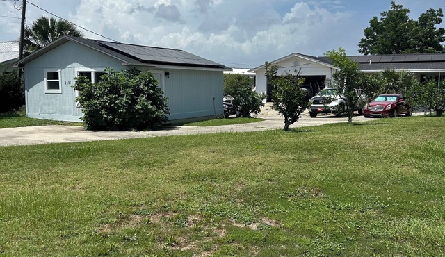 Serene and Peaceful 2-bedroom apartment in Lynn Haven with WiFi, AC