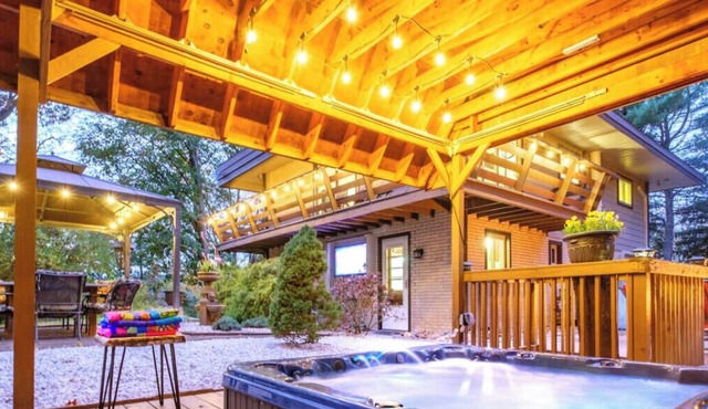 Serene and Secluded Hilltop Hideaway. Hot Tub, Fire Pit