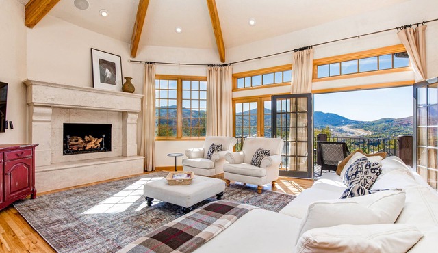 Serene and Spacious 5BR with Gorgeous Views, Hot Tub
