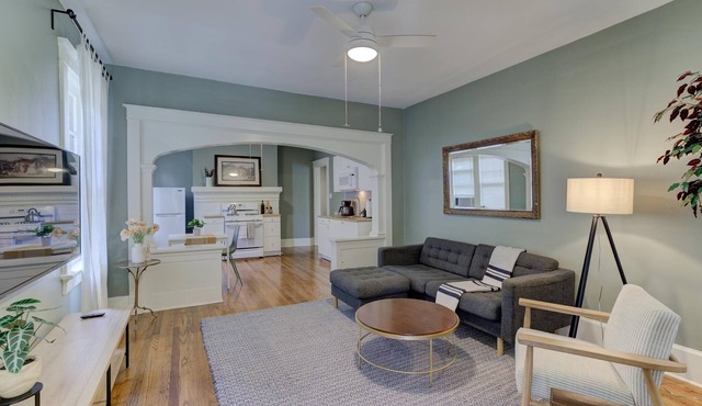 Serene and Stylish Classic Apartment in Midtown!