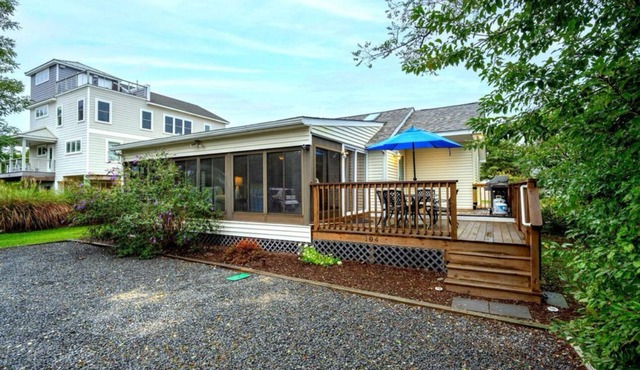 Serene beach cottage a short walk from beautiful Broadkill Beach. Pet friendly!