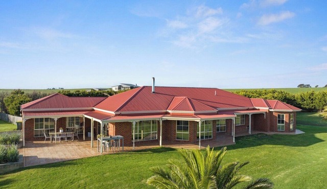 Serene Beach Haven: Sleeps 12