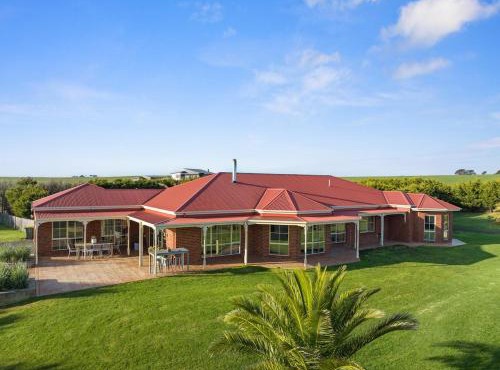 Serene Beach Haven: Sleeps 12