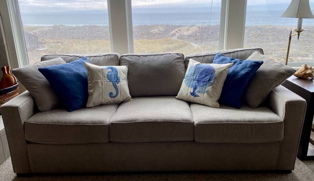 Serene beachfront getaway, breathtaking ocean views, steps from the beach!