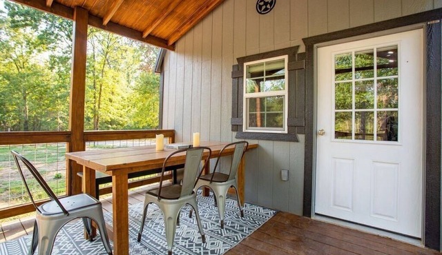 Serene beautiful country cabin on beautiful pond