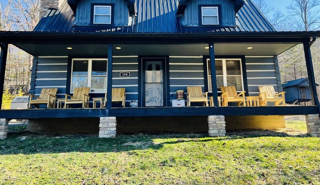 Serene, beautiful views w/ hot tub, fully equipped-20 minutes to Attractions