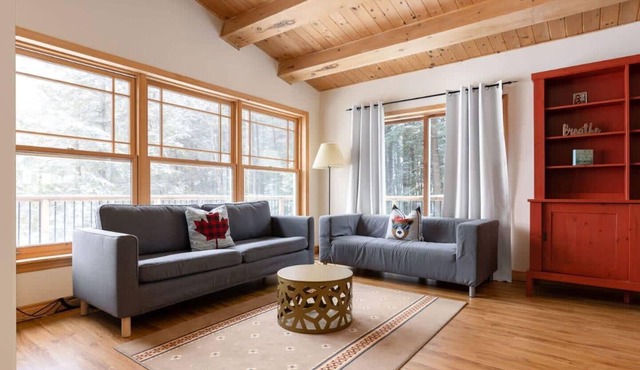 Serene, breathtaking waterfront views in Muskoka, half an hour from Algonquin!