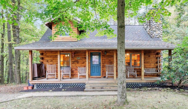 Serene cabin at Apple Valley Lake