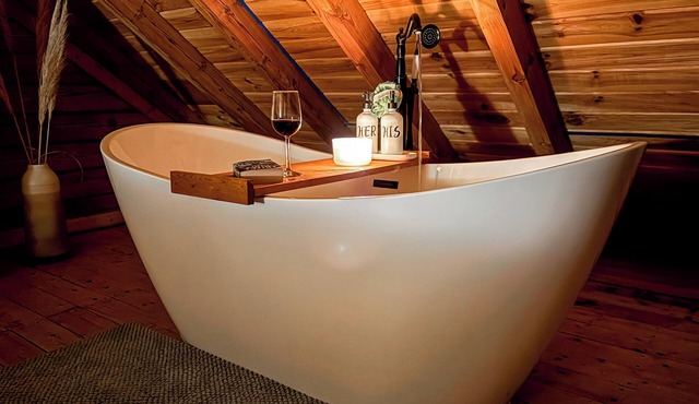 Serene cabin; Large Sloping Yard; Dog-friendly