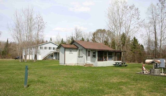 Serene Cabin Retreat: Modern Comfort, Sandy Beach, and Endless Family Fun