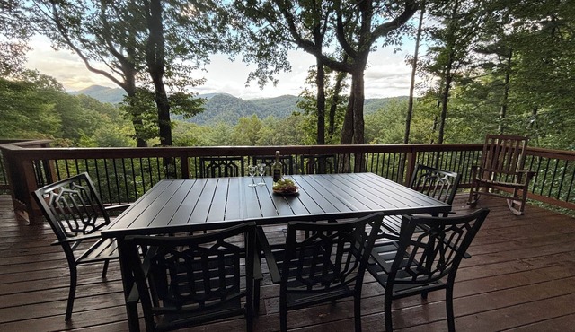 Serene Cabin - Sleeps 8, 3 BR & 3 BA, Majestic VIEWS, Family & Pet Friendly!