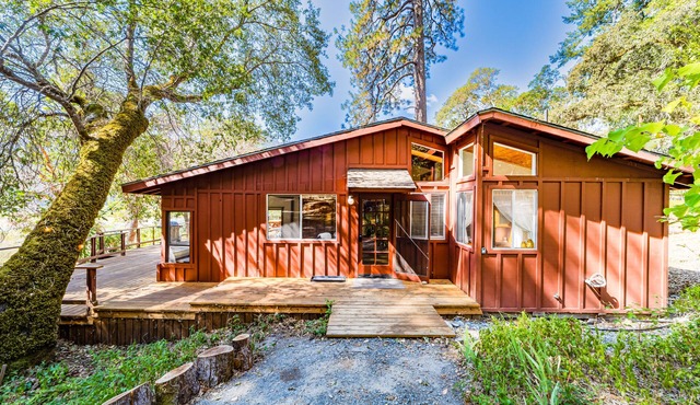 Serene cabin with large deck, woodstoves & trail to river beach - dog-friendly
