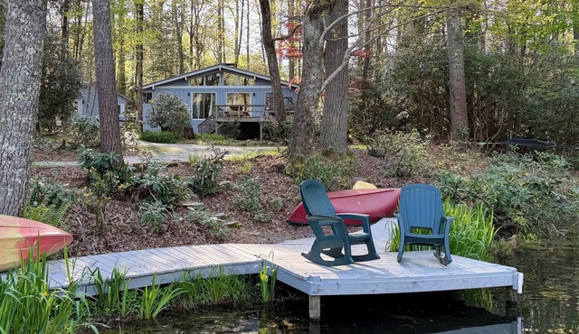 Serene cabin with lake front views in scenic Lake Toxaway
