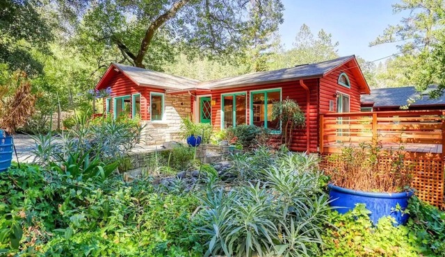 Serene Calistoga Cottage w/Pool & Hot tub in 9 acres of Woodland