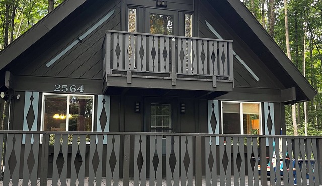 Serene chalet with fire pit, hot tub and barrel sauna in Shanty Creek