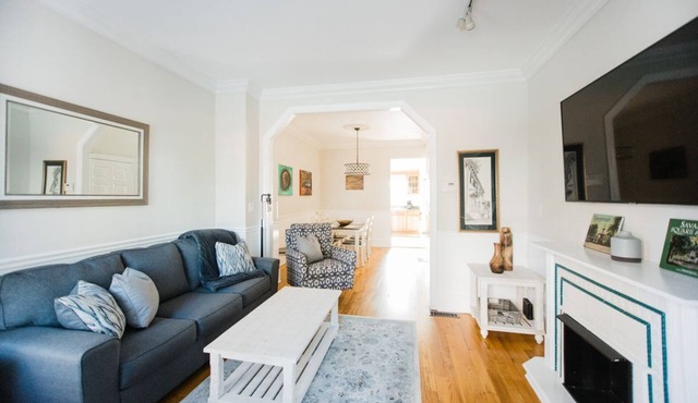 Serene, Charming Pet Friendly Historic District Townhome by Lucky Savannah