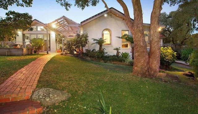 Serene & Classic Family Retreat by the Yarra