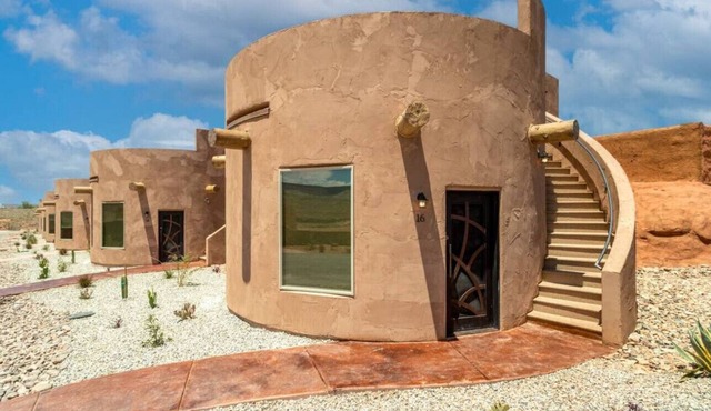 Serene Cliff Dwelling - King Bed, Hot Tub, and BBQ