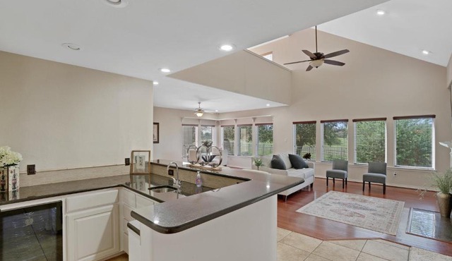 Serene Coastal Getaway - Spacious 4BR Retreat, 15 Minutes from Beach & Attractions! Fast WiFi, Free Parking, and King Size Bed!