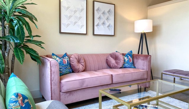 Serene comfort, close to shopping, walk Downtown!