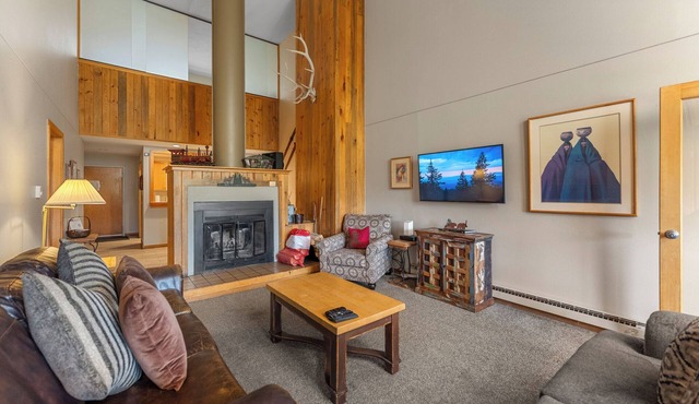 Serene Condo Surrounded by Nature, 5-Min Drive to Ski Village. PET FRIENDLY!